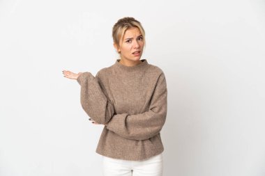 Beyaz arka planda izole edilmiş genç Rus kadının şüpheleri var.