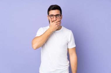 Kafkas yakışıklı adam izole edilmiş arka planda ağzını eliyle kapatıyor.