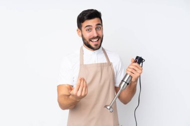 El blenderi kullanan adam beyaz arkaplanda izole edilmiş olarak gelmeye davet ediyor