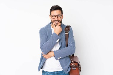 Beyaz arka planda izole edilmiş beyaz iş adamı gülüyor.