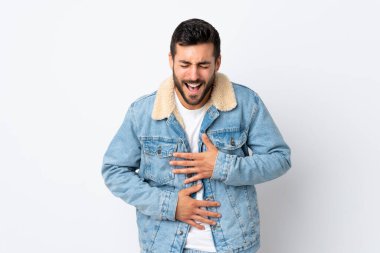 Sakallı yakışıklı genç adam beyaz arka planda izole edilmiş gülümsüyor.