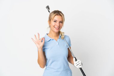 Beyaz arka planda izole edilmiş genç bir Rus kadın golf oynuyor.