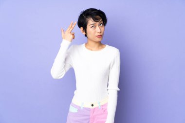 Genç Vietnamlı bir kadın, kısa saçlı, mor bir geçmişi var ve intihar jesti yapmakta zorlanıyor.