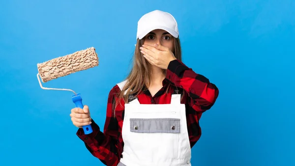 Pittore Donna Isolato Sfondo Blu Che Copre Bocca Con Mano — Foto Stock