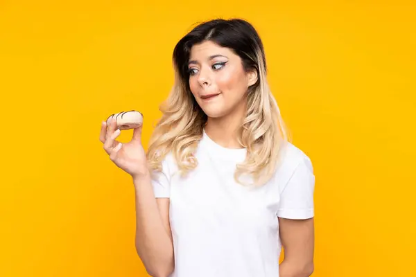 Adolescente Menina Isolada Fundo Amarelo Segurando Donut — Fotografia de Stock