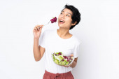 Fiatal vietnami nő rövid haj gazdaság saláta felett elszigetelt háttér