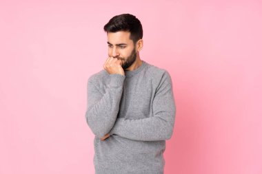 Kafkasyalı yakışıklı, soyutlanmış geçmişinden şüphe duyan bir adam.