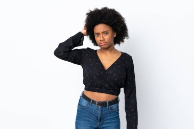 Genç Afrikalı Amerikalı kadın, beyaz arka planda, hayal kırıklığı ifadesi ile izole edilmiş ve anlamamış.