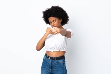 Genç Afrikalı Amerikalı kadın beyaz arka planda izole edilmiş.