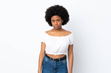 Genç Afrikalı Amerikalı kadın üzgün bir ifadeyle beyaz arka planda izole edilmiş.