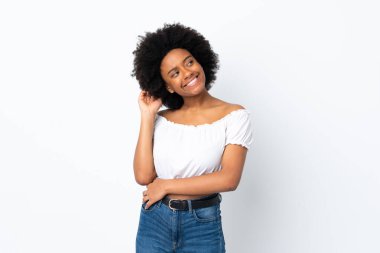 Genç Afrikalı Amerikalı kadın beyaz arka planda izole edilmiş bir fikir düşünüyor.