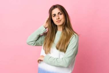 Soyutlanmış pembe arka planı olan genç bir kadın.