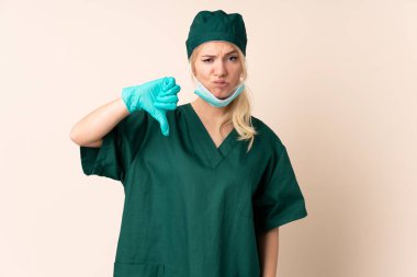 Yeşil üniformalı kadın, izole edilmiş arkaplanda baş parmak izi var.