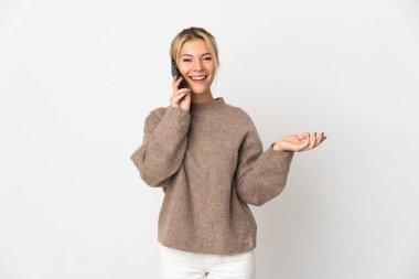 Beyaz arka planda izole edilmiş genç bir Rus kadın cep telefonuyla biriyle sohbet ediyor.