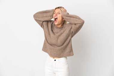 Beyaz arka planda izole edilmiş genç Rus kadın bunalıma girdi.