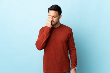 Genç, yakışıklı, soyutlanmış, başı ağrıyan bir adam.