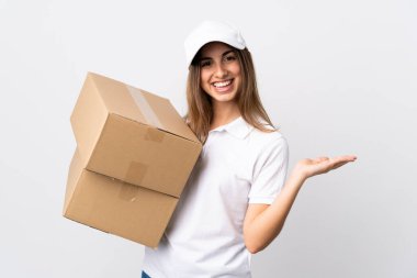 İzole edilmiş beyaz arka planda genç teslimatçı kadın gülümserken bir fikir sunuyor.