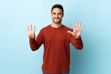 Tecrit edilmiş genç yakışıklı adam parmaklarıyla dokuz kişi sayıyor.