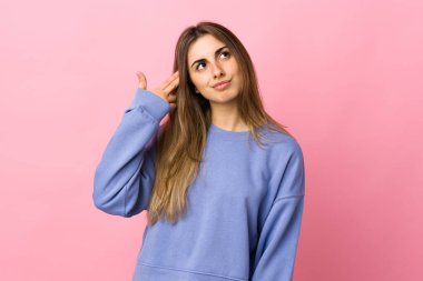 Soyutlanmış pembe bir geçmişi olan genç bir kadın intihar jesti yapıyor.