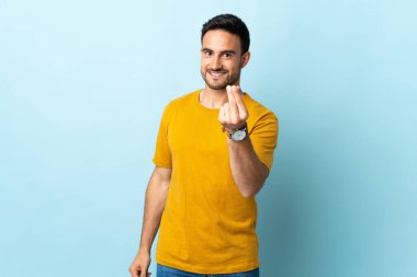 Tecrit edilmiş genç yakışıklı adam para hareketi yapıyor.