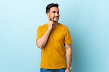 Soyutlanmış bir geçmişi olan genç yakışıklı bir adam yukarı bakarken bir fikir düşünüyor.