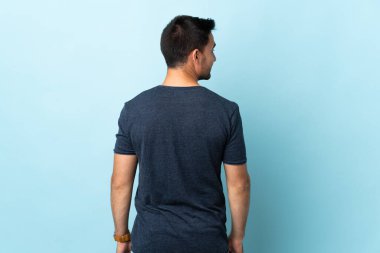 Arka planda izole edilmiş genç ve yakışıklı bir adam var.