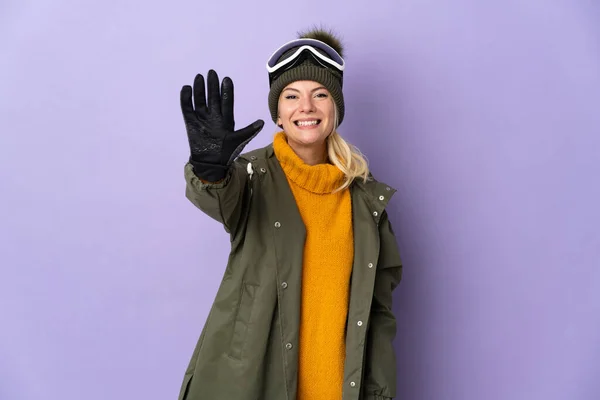 Esquiador Menina Russa Com Óculos Snowboard Isolado Fundo Roxo Contando — Fotografia de Stock