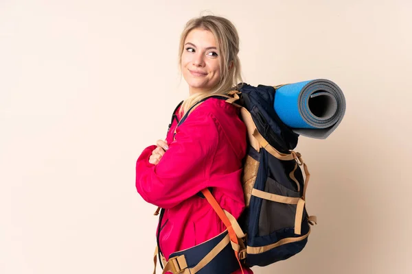 Bergsteigerin Mit Großem Rucksack Über Isoliertem Hintergrund Lacht — Stockfoto