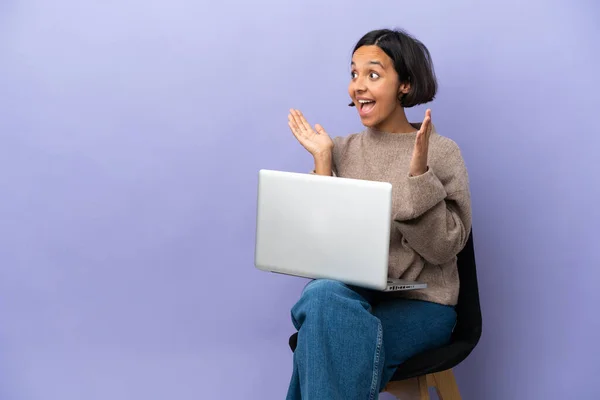 Jovem Mulher Raça Mista Sentado Uma Cadeira Com Laptop Isolado — Fotografia de Stock