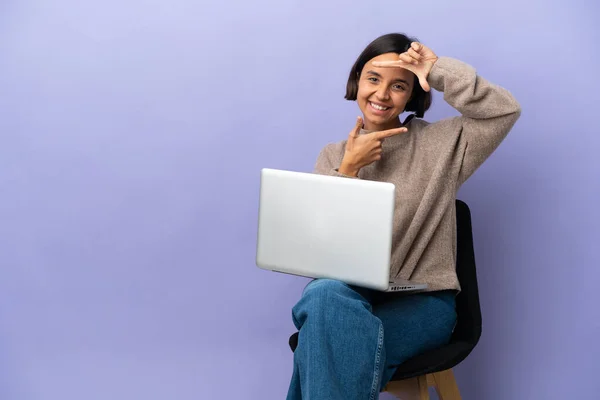 Jovem Mulher Raça Mista Sentada Uma Cadeira Com Laptop Isolado — Fotografia de Stock