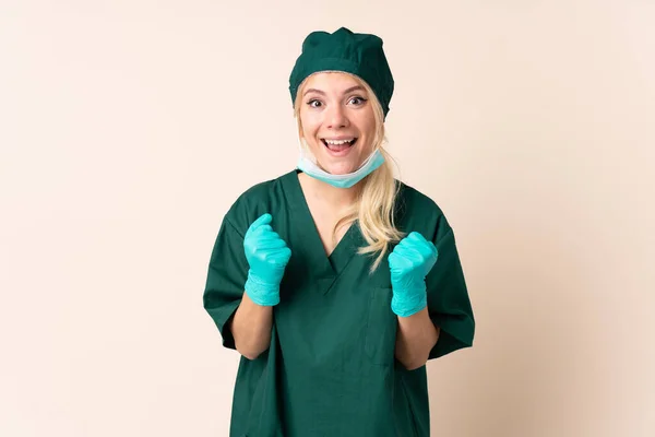 Chirurg Žena Zelené Uniformě Přes Izolované Pozadí Slaví Vítězství — Stock fotografie