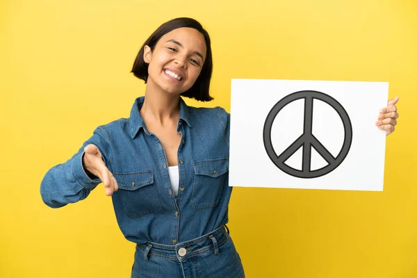 Jovem Mista Mulher Isolada Fundo Amarelo Segurando Cartaz Com Símbolo — Fotografia de Stock