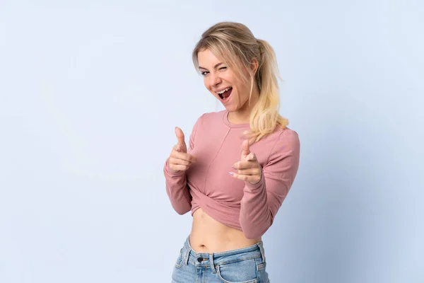 Blond Vrouw Geïsoleerde Blauwe Achtergrond Wijzen Naar Voorkant Glimlachen — Stockfoto