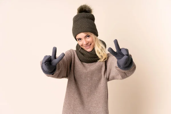 Jovem Com Chapéu Inverno Sobre Fundo Isolado Sorrindo Mostrando Sinal — Fotografia de Stock