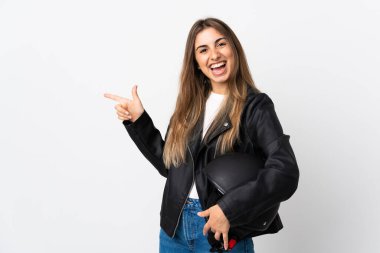 İzole edilmiş beyaz arka planda motosiklet kaskı tutan genç bir kadın.