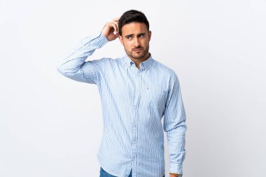 Tecrit edilmiş genç ve yakışıklı bir adam. Kafasını kaşırken şüpheleri var.