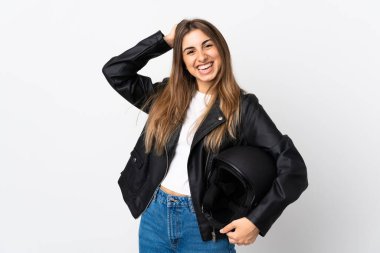 İzole edilmiş beyaz arka planda motosiklet kaskı tutan genç bir kadın gülüyor.