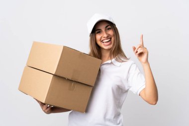 Tecrit edilmiş beyaz arka planda genç teslimatçı kadın harika bir fikre işaret ediyor.