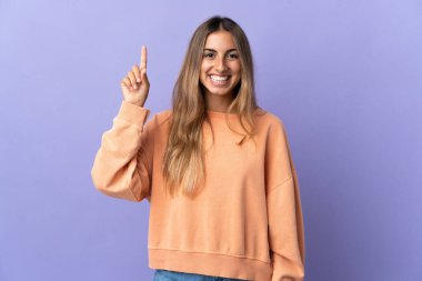 Tecrit edilmiş mor arka planda genç bir İspanyol kadın harika bir fikre işaret ediyor.