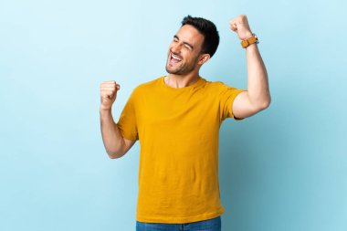 Tecrit edilmiş genç ve yakışıklı bir adam zaferi kutluyor.