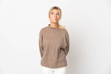 Beyaz arka planda izole edilmiş genç bir Rus kadın var.