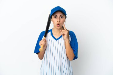 Beyazlar içinde beysbol oynayan beyaz tenli genç bir kadın çözümü bulmak için parmağını kaldırıyor.