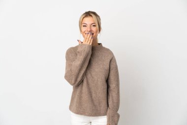 Beyaz arka planda izole edilmiş genç bir Rus kadın mutlu ve gülümsüyor.