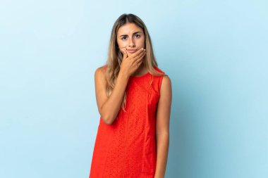 Tecrit edilmiş mavi arka planda genç İspanyol kadın şüpheleri var