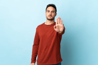 Soyutlanmış bir geçmişi olan yakışıklı genç adam jesti durduruyor.