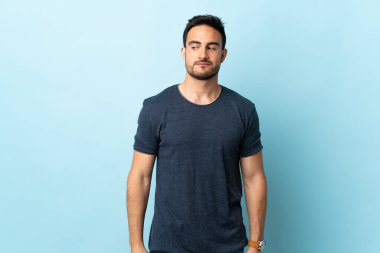 Tecrit edilmiş genç yakışıklı bir adam. Taraf tutarken şüphe duyuyor.