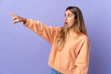 Tecrit edilmiş mor arka planı olan genç İspanyol kadın.