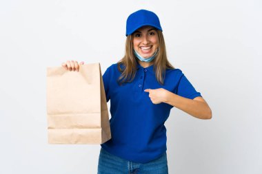 Yemek dağıtan kadın ve Koronavirüs 'ten korunmak için izole edilmiş beyaz bir arka plan ve şaşırtıcı bir yüz ifadesi var.