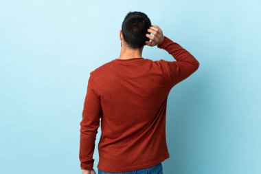 Arka planda izole edilmiş genç ve yakışıklı bir adam.