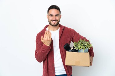 Beyaz arka planda izole edilmiş eşyalarla dolu bir kutuyu seçerken beyaz bir adam harekete geçiyor. Gelmene sevindim.